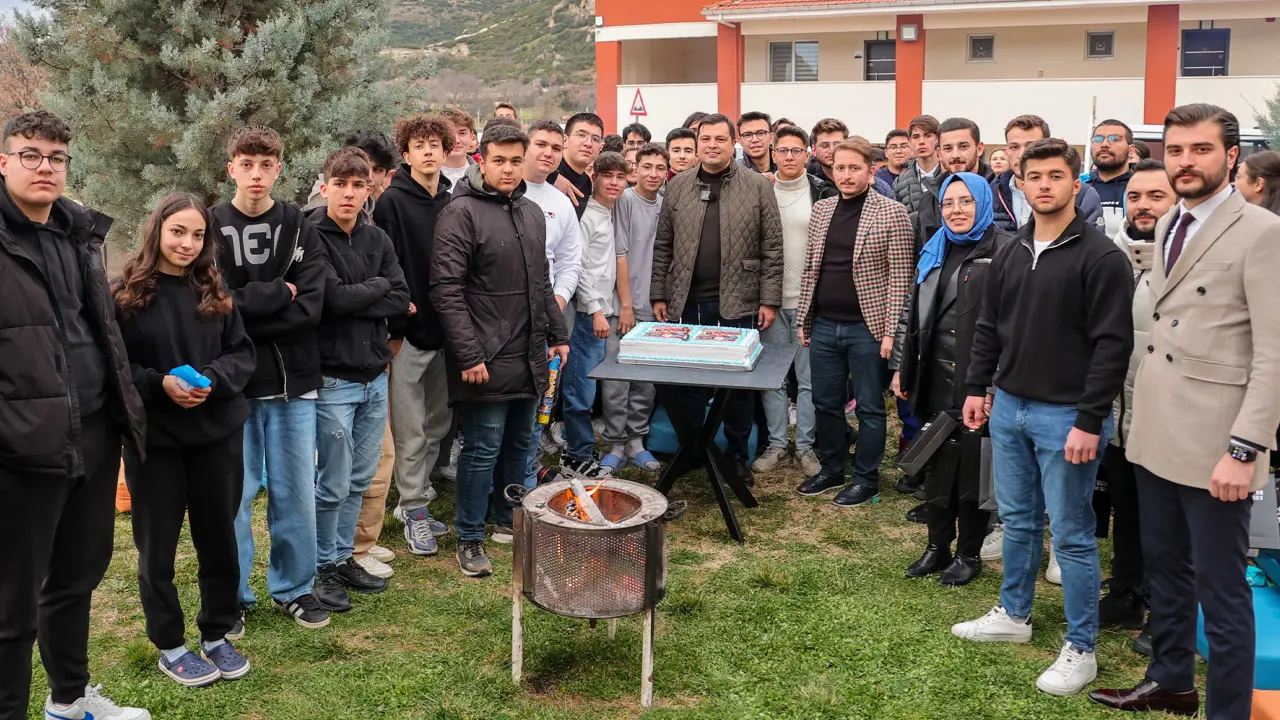 Başkan Çakın Gençlerle Ateş Yaktı, Pasta Kesti 1