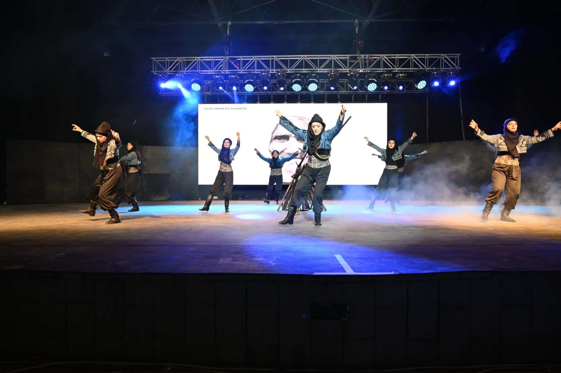 Uşaklı Öğretmenler Sahnede: Huzurpark'ta Unutulmaz Gösteri 9