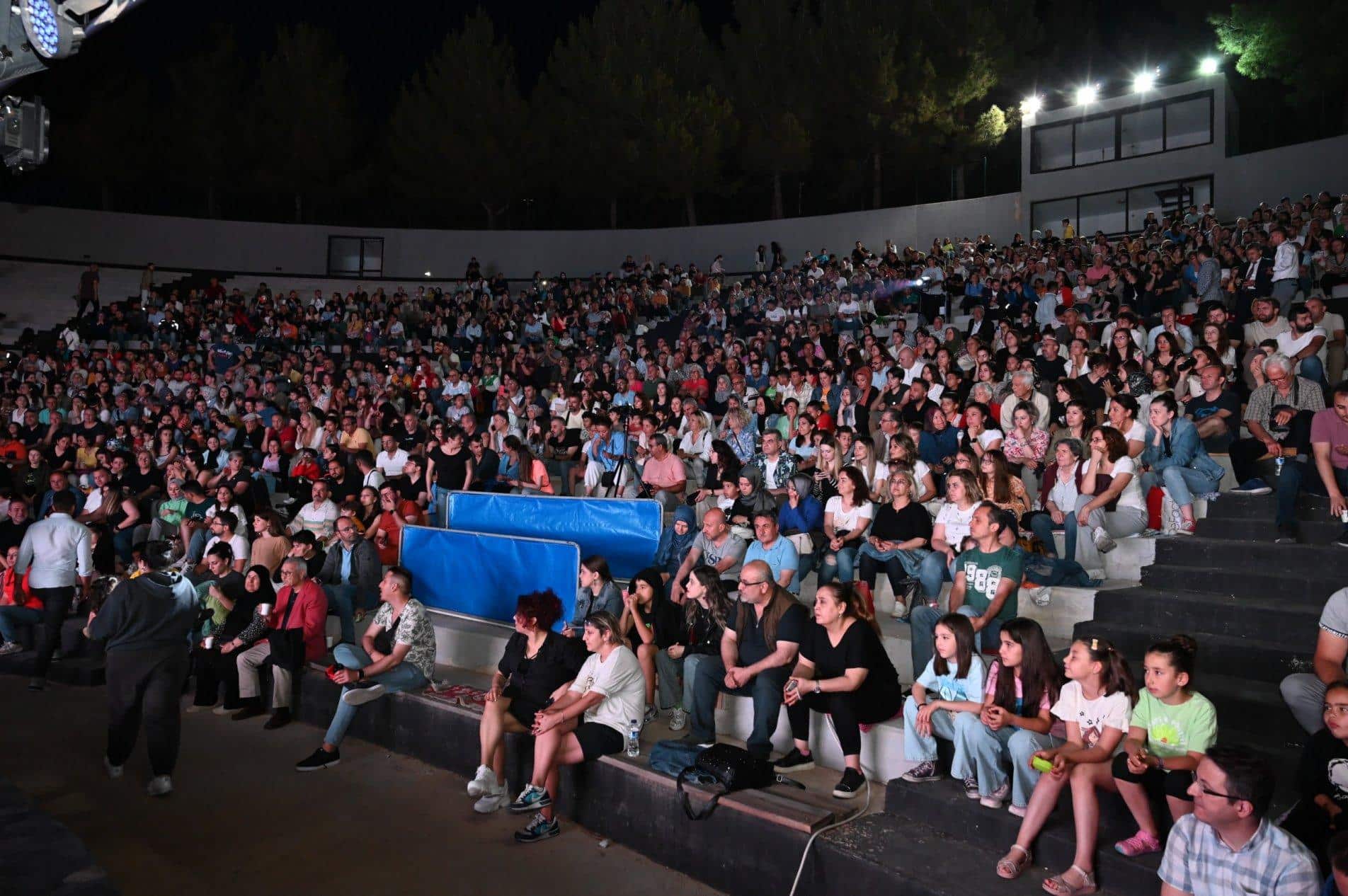 Uşaklı Öğretmenler Sahnede: Huzurpark'ta Unutulmaz Gösteri 3