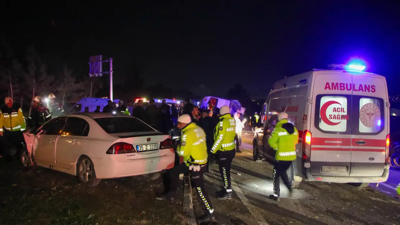 Gediz Kavşağı’nda Feci Kaza: 1’i Ağır 28 Yaralı 5