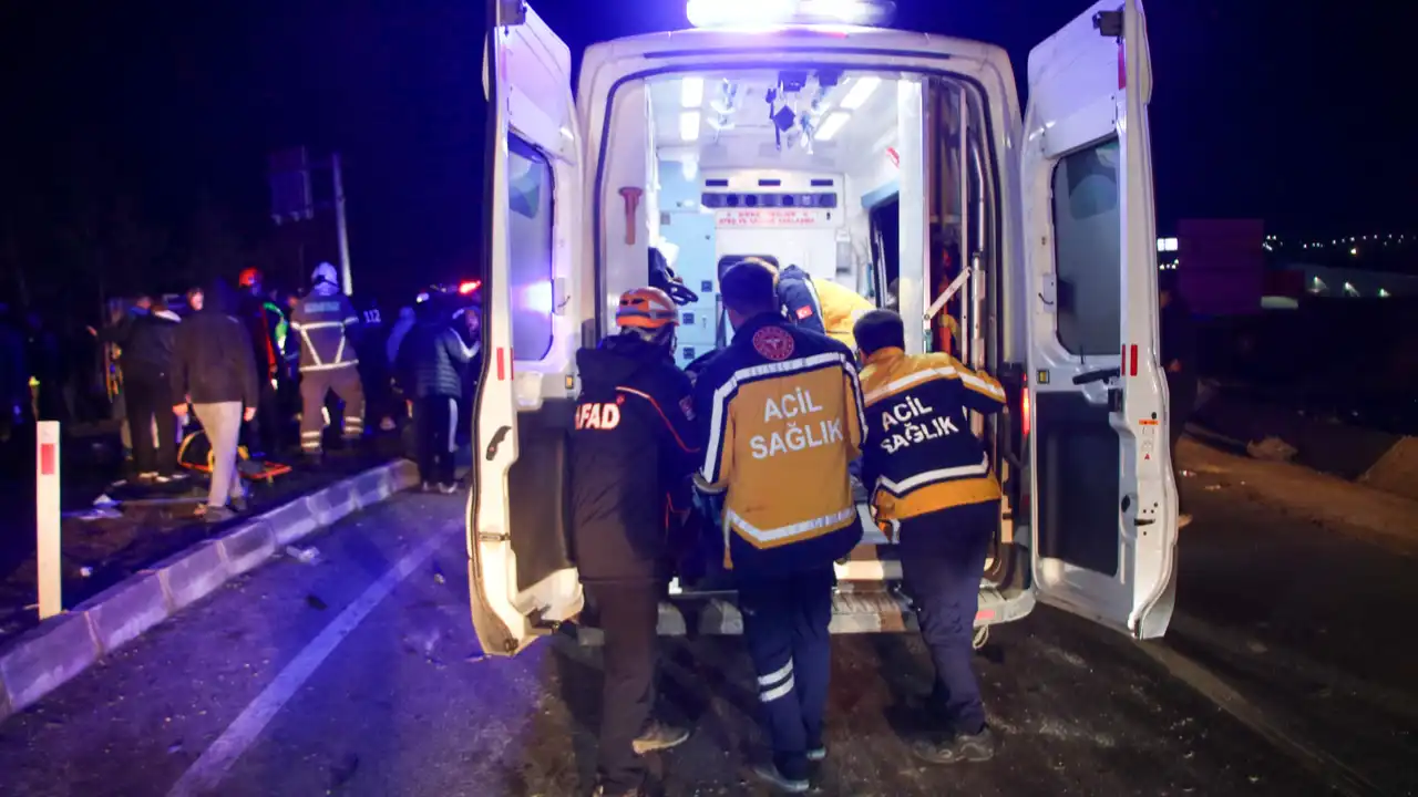 Gediz Kavşağı’nda Feci Kaza: 1’i Ağır 28 Yaralı 10