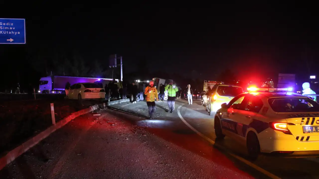 Gediz Kavşağı’nda Feci Kaza: 1’i Ağır 28 Yaralı 11