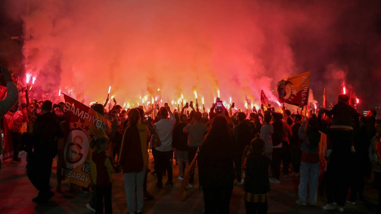Galatasaray'ın 25. Şampiyonluğu Uşak'ta kutlandı! 3
