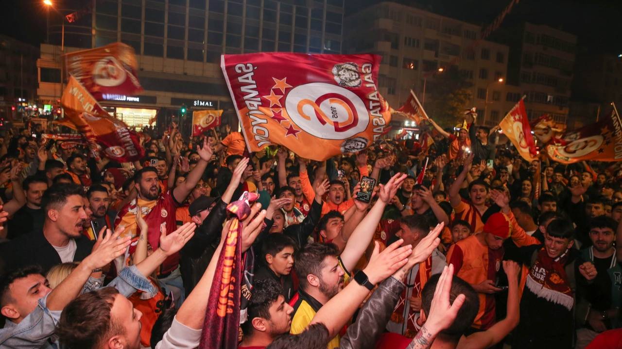 Galatasaray'ın 25. Şampiyonluğu Uşak'ta kutlandı! 2