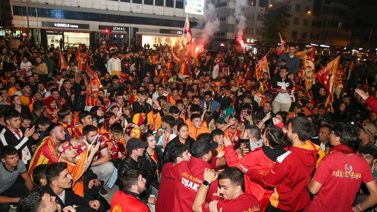 Galatasaray'ın 25. Şampiyonluğu Uşak'ta kutlandı! 1
