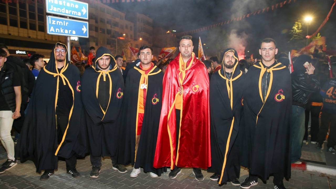 Galatasaray'ın 25. Şampiyonluğu Uşak'ta kutlandı! 7