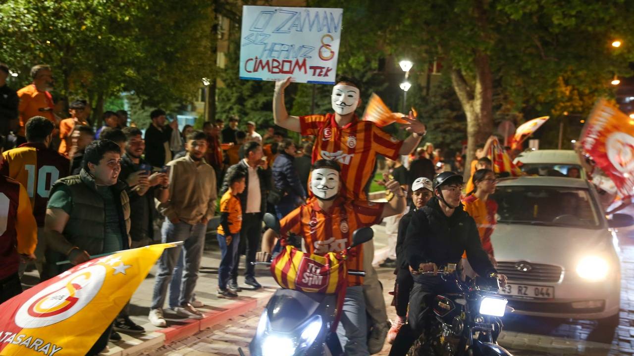 Galatasaray'ın 25. Şampiyonluğu Uşak'ta kutlandı! 4