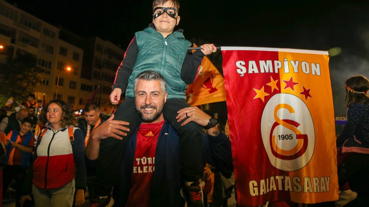 Galatasaray'ın 25. Şampiyonluğu Uşak'ta kutlandı! 8