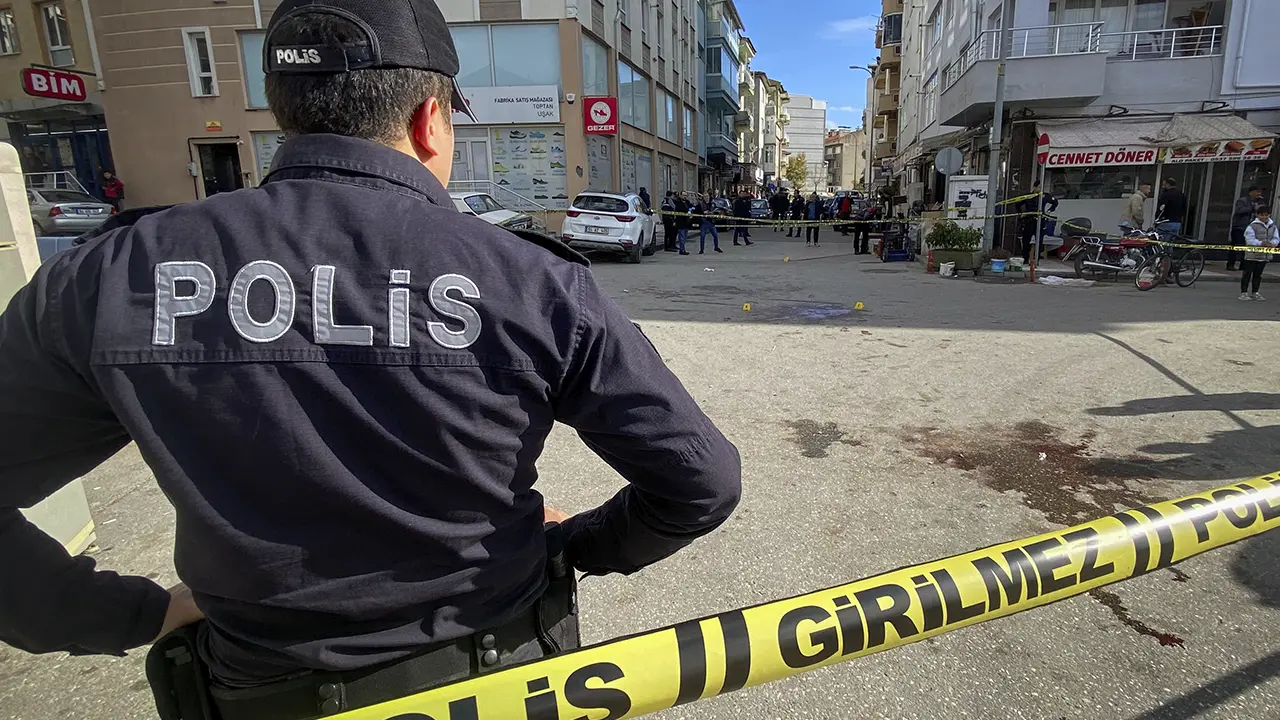 Uşak'ta Esnaflar Birbirine Girdi: 1 Kişi Bıçaklandı