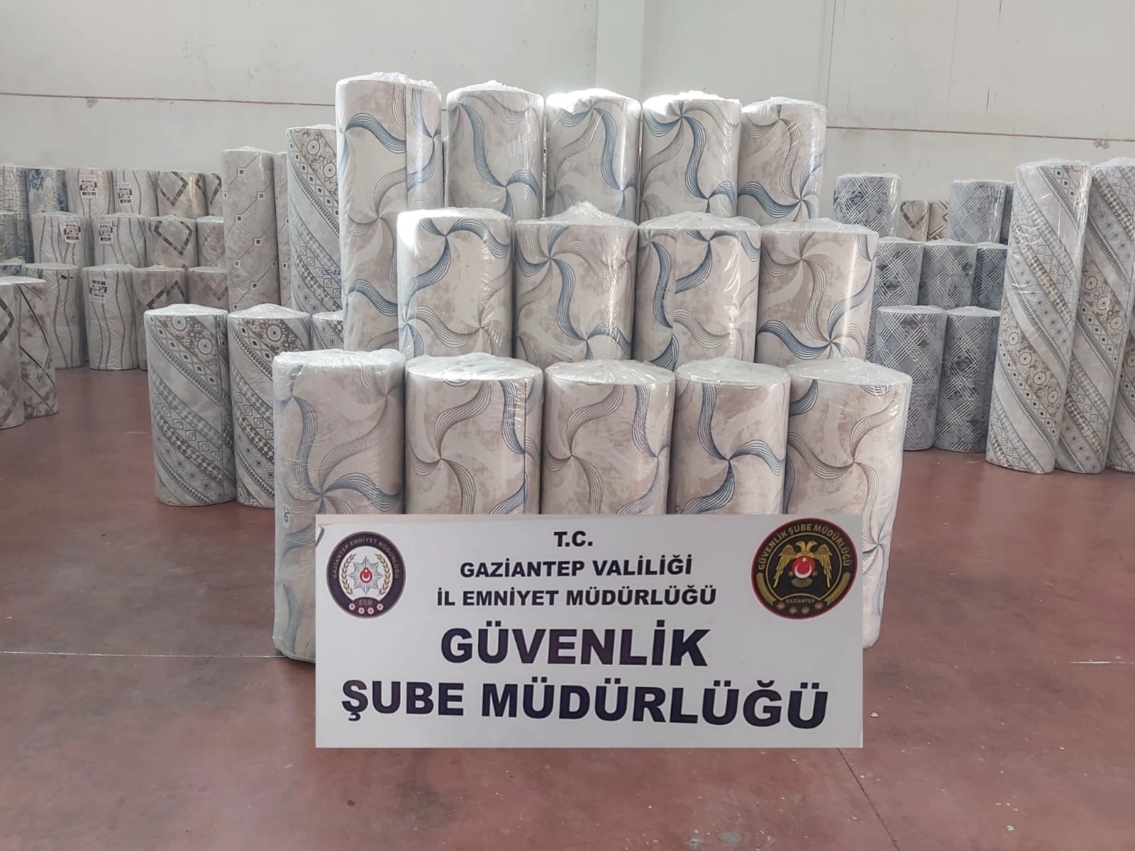 Uşak Sarar ve Altınsar Tekstil Markasıyla Çakma Halı Üretenler Kıskıvrak Yakalandı