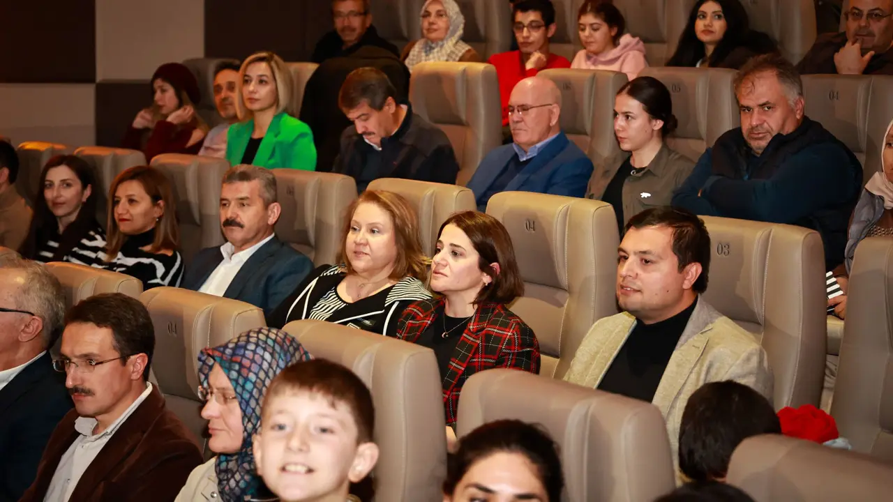 Uşak'ta, Öğretmen Şenay Aybüke Yalçın'ı Anma Filmi Öğretmenlerle Buluştu