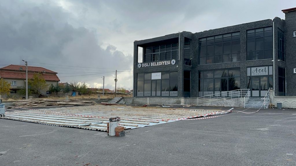 Afyonkarahisar'da Çıkan Şiddetli Rüzgar Dişli Belediyesinin Çatısını Uçurdu