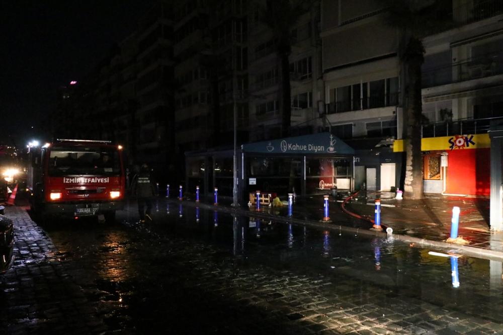 İzmir Konak Esnafını Deniz Bastı! Tahliye Çalışmaları Sürüyor..