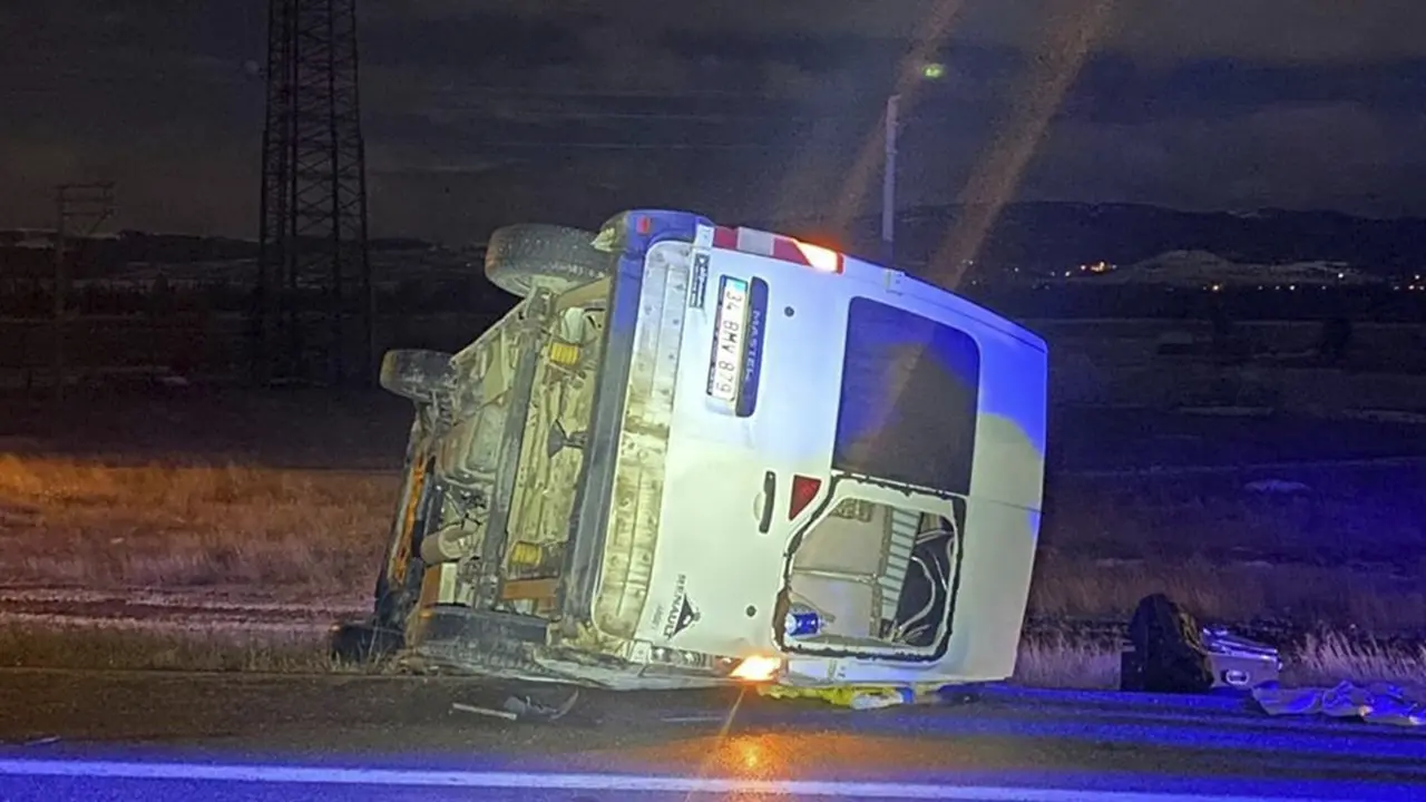 Afyonkarahisar'da Minibüs Devrildi: 7 Yaralı