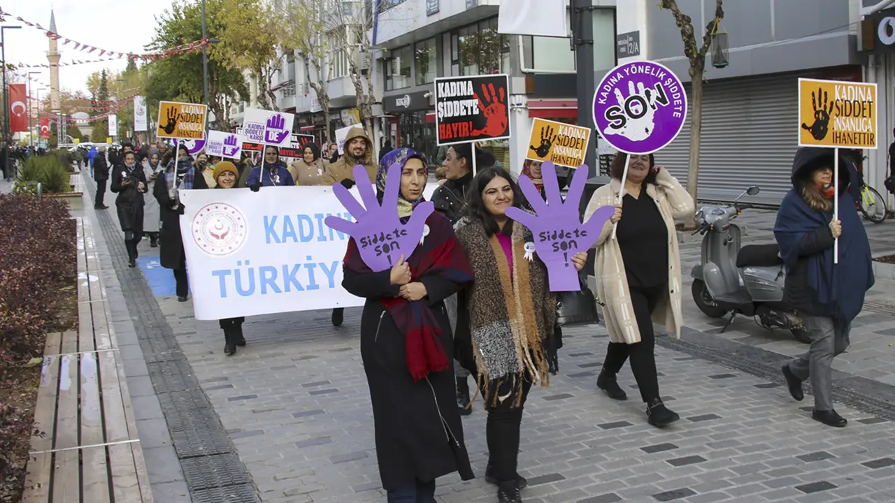 Uşak'ta Kadına Yönelik Şiddete Karşı Yürüyüş Yapıldı