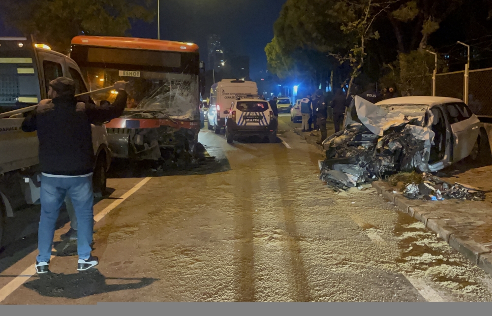 İzmir'de Belediye Otobüsü İle Otomobil Çarpıştı İbrahim Bedir Hayatını Kaybetti