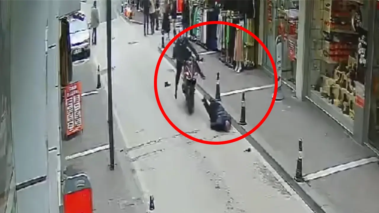Uşak'ta 17 Yaşındaki Genç Motorsikletle Yayaya Çarptı: 1 Ağır Yaralı