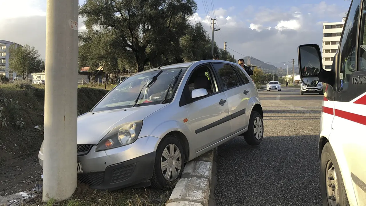 Nazilli'de Korkutucu Kaza: Otomobil Direğe Çarptı