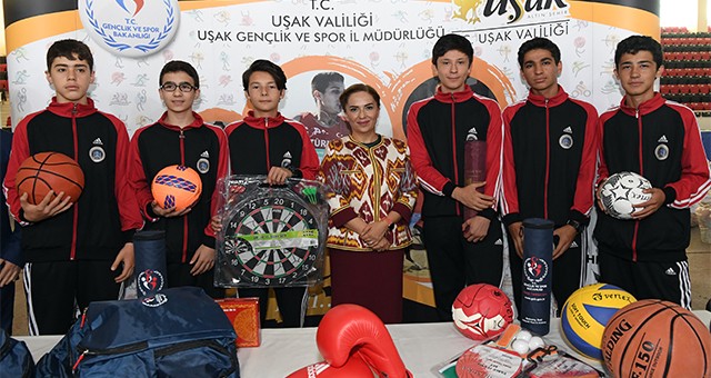 Vali Funda Kocabıyık: "'Hayatın her alanında spor' düşüncesi ile okullarımıza ve amatör spor kulüplerimize her türlü desteği vermekteyiz"