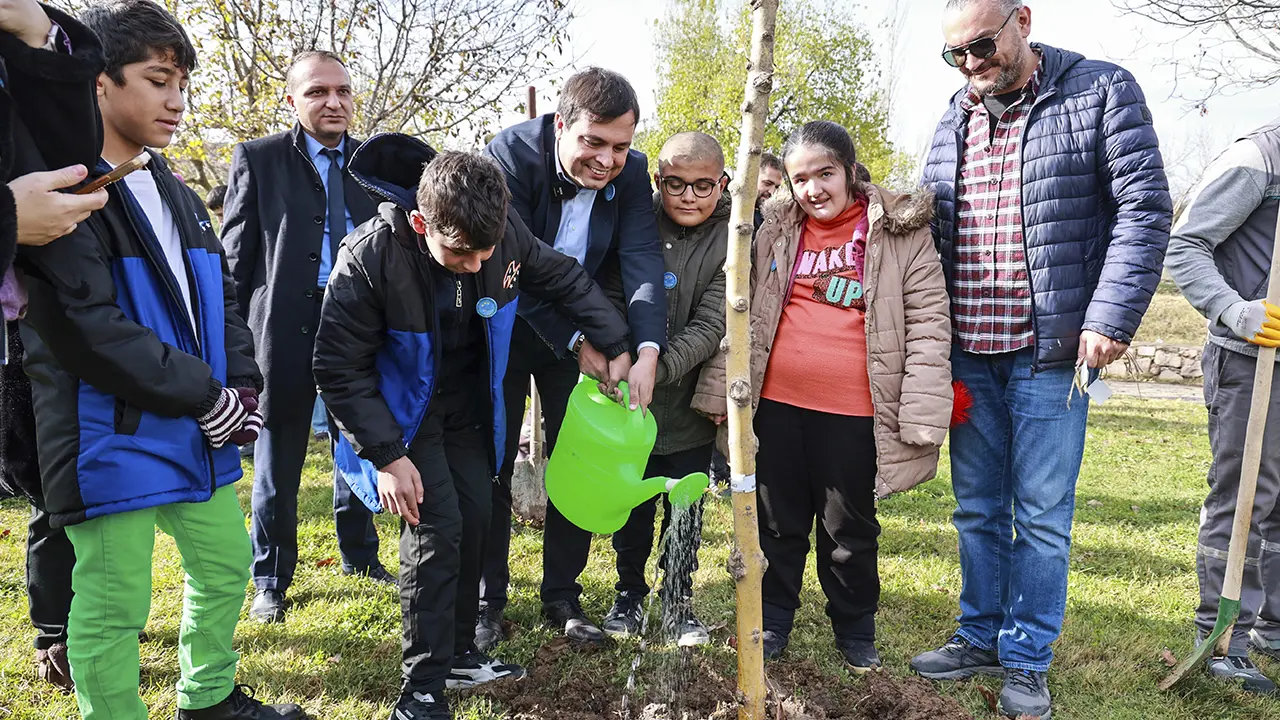 Gelecek Sevgiyle Yeşeriyor
