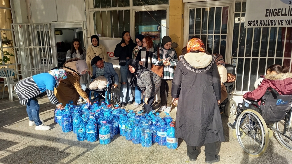 Kütahya’da Üniversiteliler Engelliler İçin 30 bin Plastik Kapak Topladı