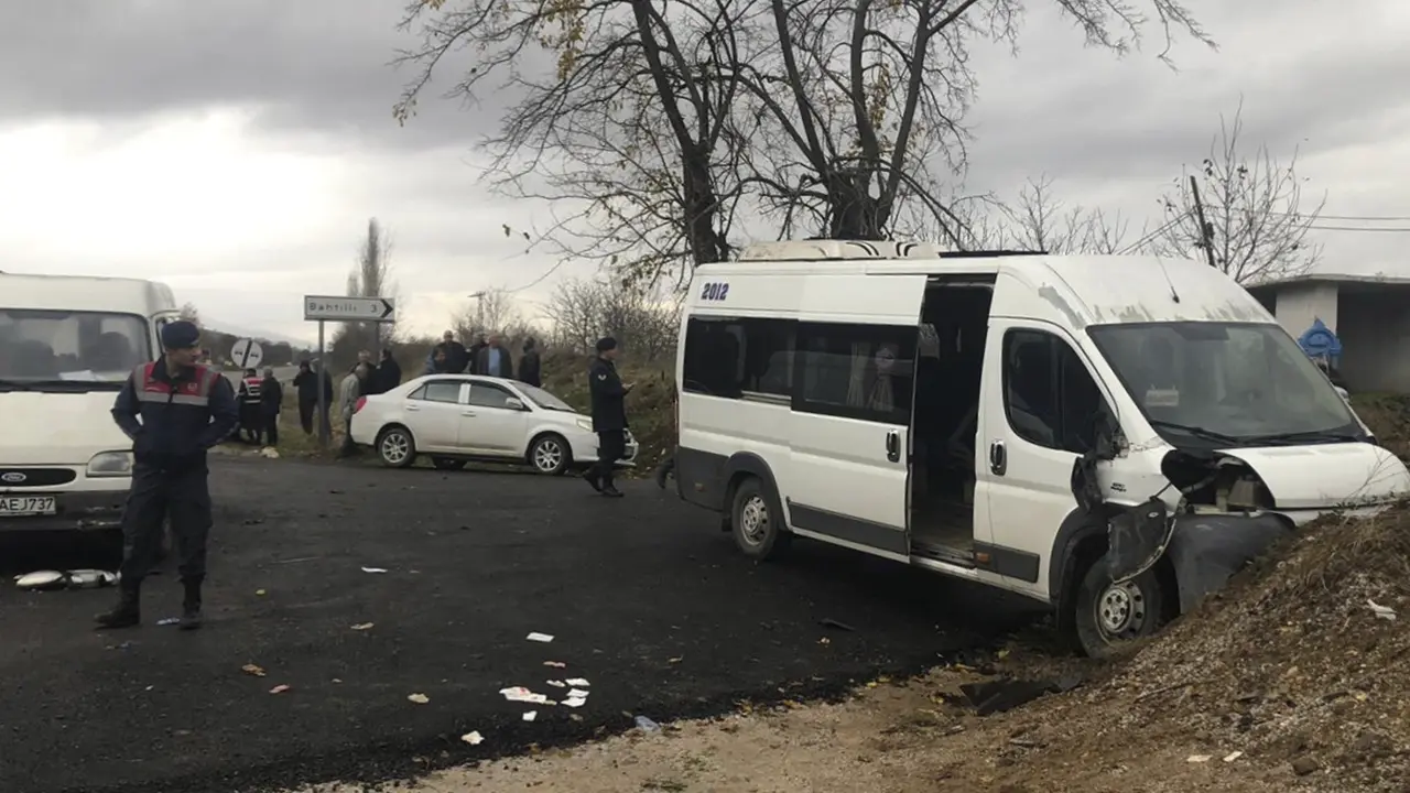 Simav'da Okul Servisi Kontorlden Çıktı: 14 Çocuk Yaralandı