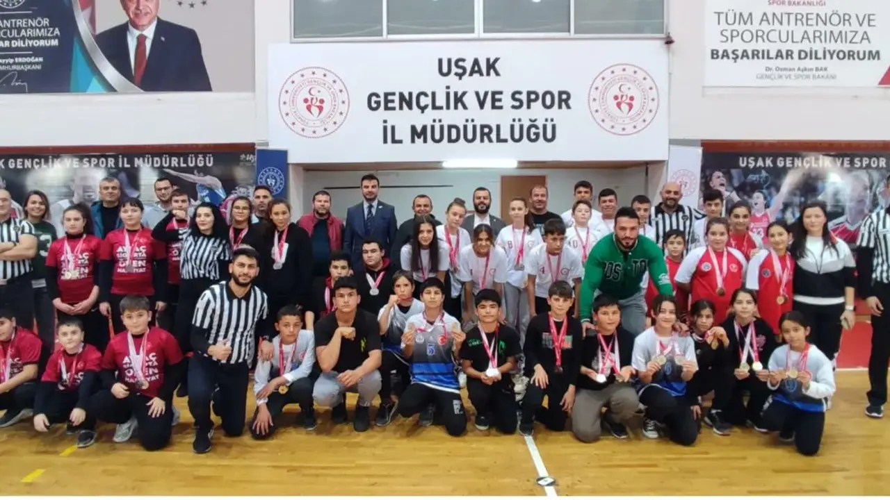 Uşak'ta Okullar Arası Bilek Güreşi Turnuvası Yapıldı