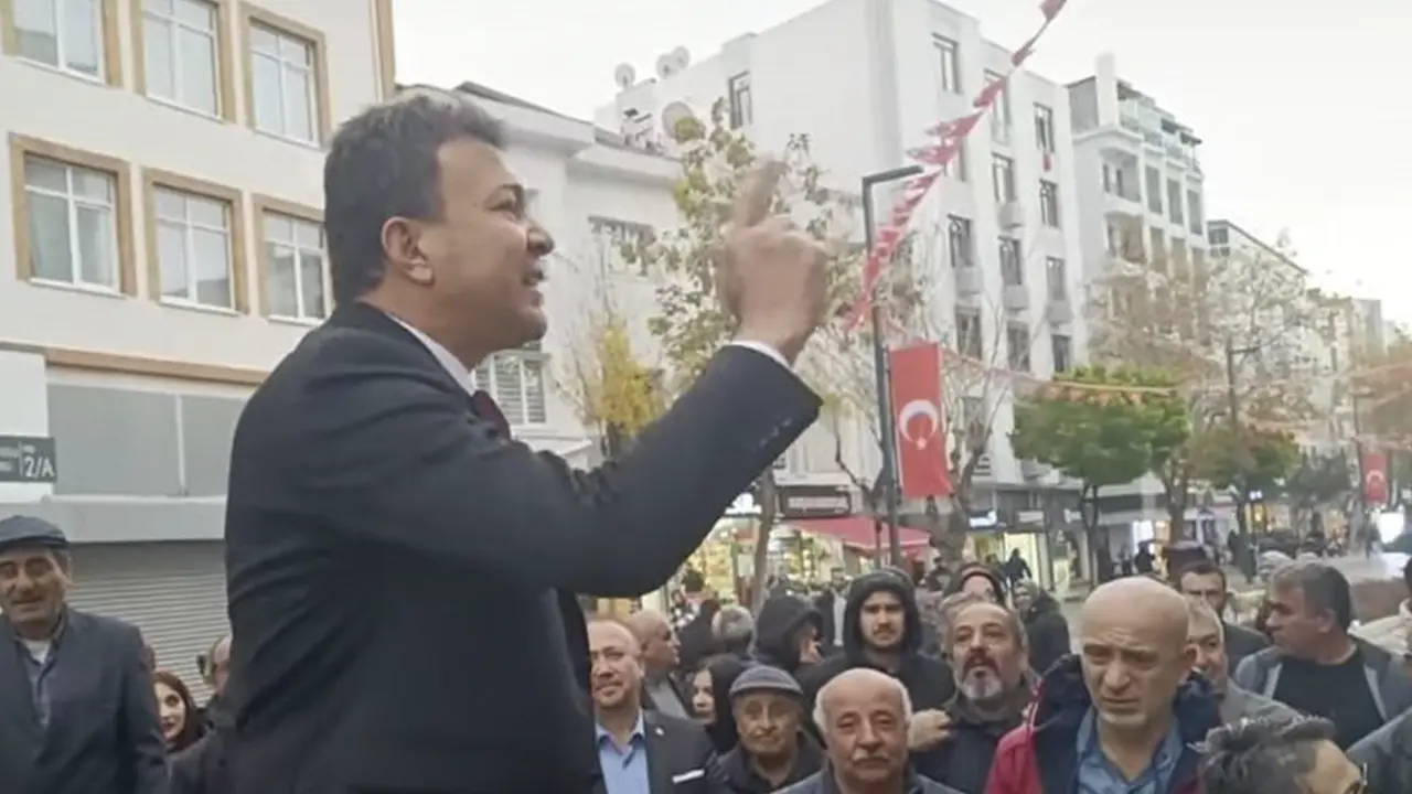 Uşak İsmetpaşa Caddesi'nde Yağmur Altında CHP'den Adaylığını Açıkladı!