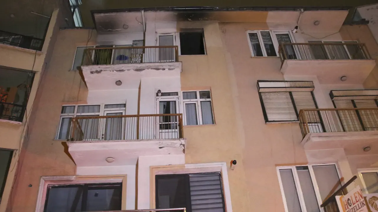 Uşak'ta Korku Dolu Anlar! Gece Bir Apartmanda Yangın Çıktı