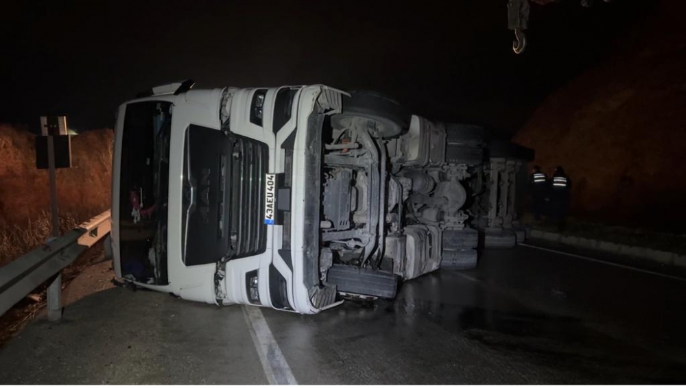 Afyonkarahisar'da Korkutan Kaza! Fayans Yüklü Kamyon Devrildi: 1 Yaralı