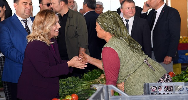 VALİ FUNDA KOCABIYIK EŞME İLÇESİNDE PAZAR ESNAFINI ZİYARET EDEREK VATANDAŞLARLA BİR ARAYA GELDİ