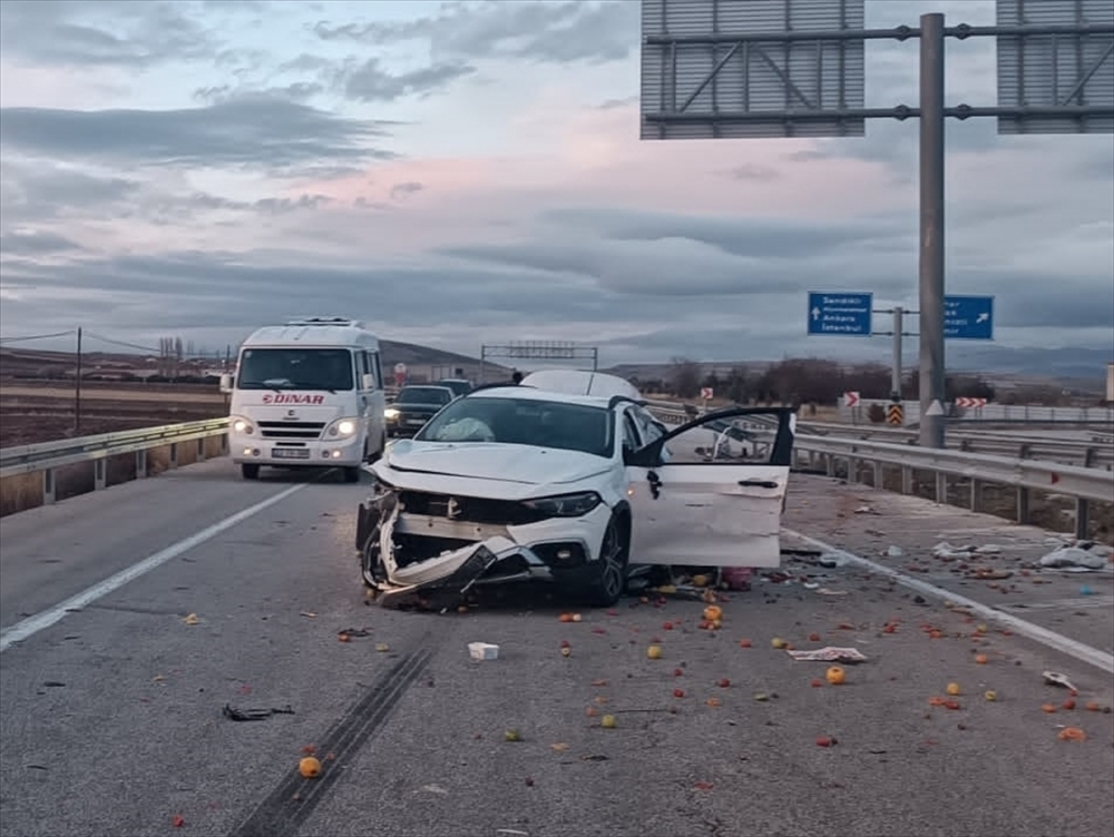 Afyonkarahisar'da otomobille tır çarpıştı 1 kişi öldü, çok sayıda yaralı var