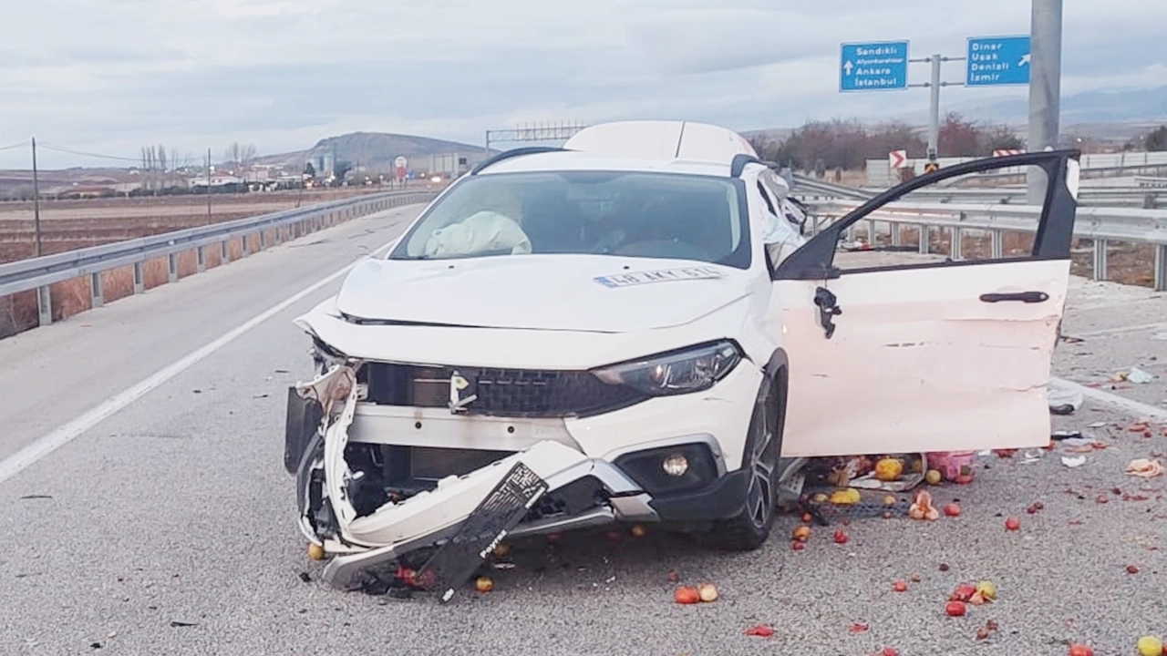 Otomobil Tıra Çarptı, Acı Haber Tez Geldi