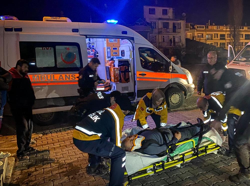 Uşak'ta bıçaklı kavga! Bir kişinin durumu ağır..