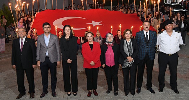 VALİ FUNDA KOCABIYIK "NE MUTLU BİZLERE Kİ DEVLET VE MİLLET OLARAK BÜYÜK BİR BİRLİK, BERABERLİK VE DAYANIŞMA RUHUNA SAHİBİZ"