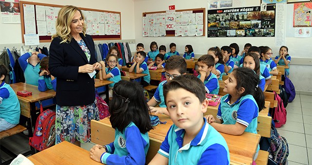 VALİ FUNDA KOCABIYIK, YAŞAR AKAR İLKOKULUNU VE UŞAK FEN LİSESİNİ ZİYARET ETTİ