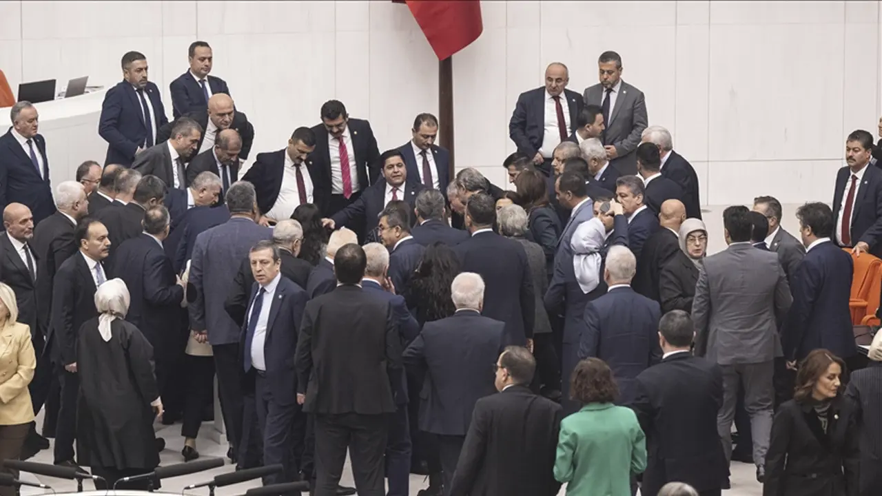 Mecliste Kalp Krizi Geçiren Bitmez’e Uşak Milletvekili Güneş‘ten Kalp Masajı