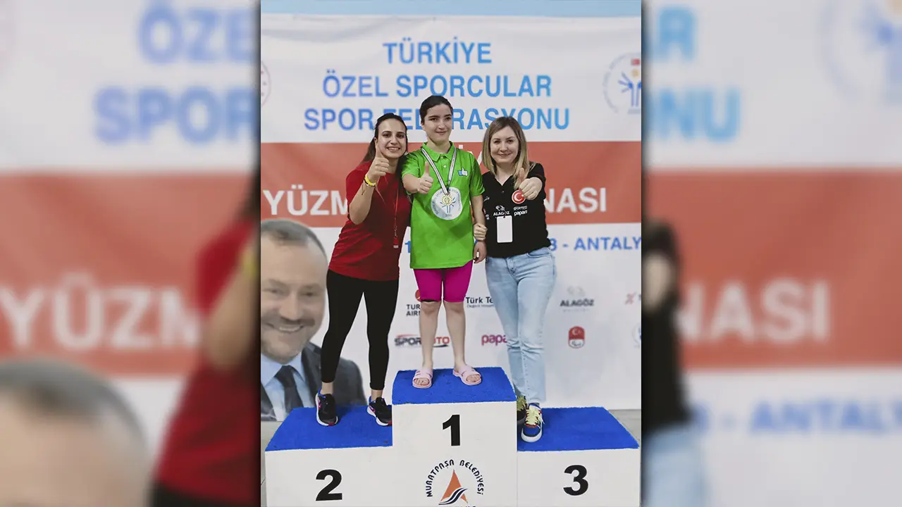 Uşak'lı Özel Sporcu Fadime Yürük Yüzmede 5 Madayla Aldı