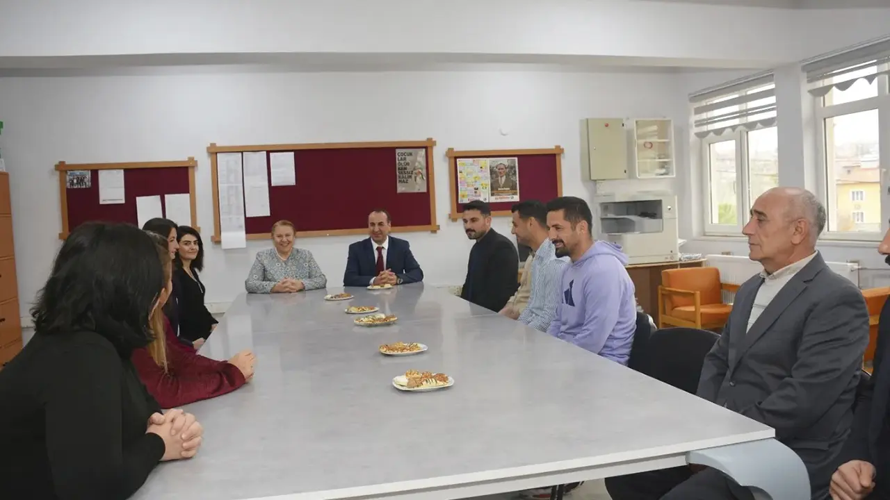 Uşak Vali Eşi Öğretmenler Odası Ziyareti Gerçekleştirdi