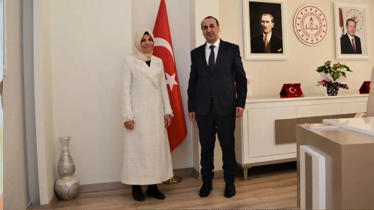 Bakan Tekin, Uşaklı Öğretmeni Sempozyuma Davet Etti