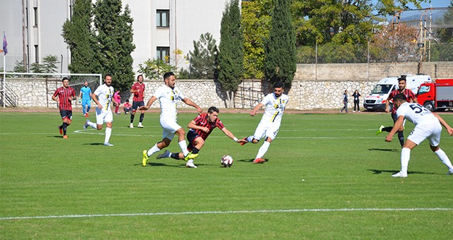 UŞAKSPOR KENDİ EVİNDE BAYBURT ÖZEL İDARESPOR’A 4-1 MAĞLUP OLDU
