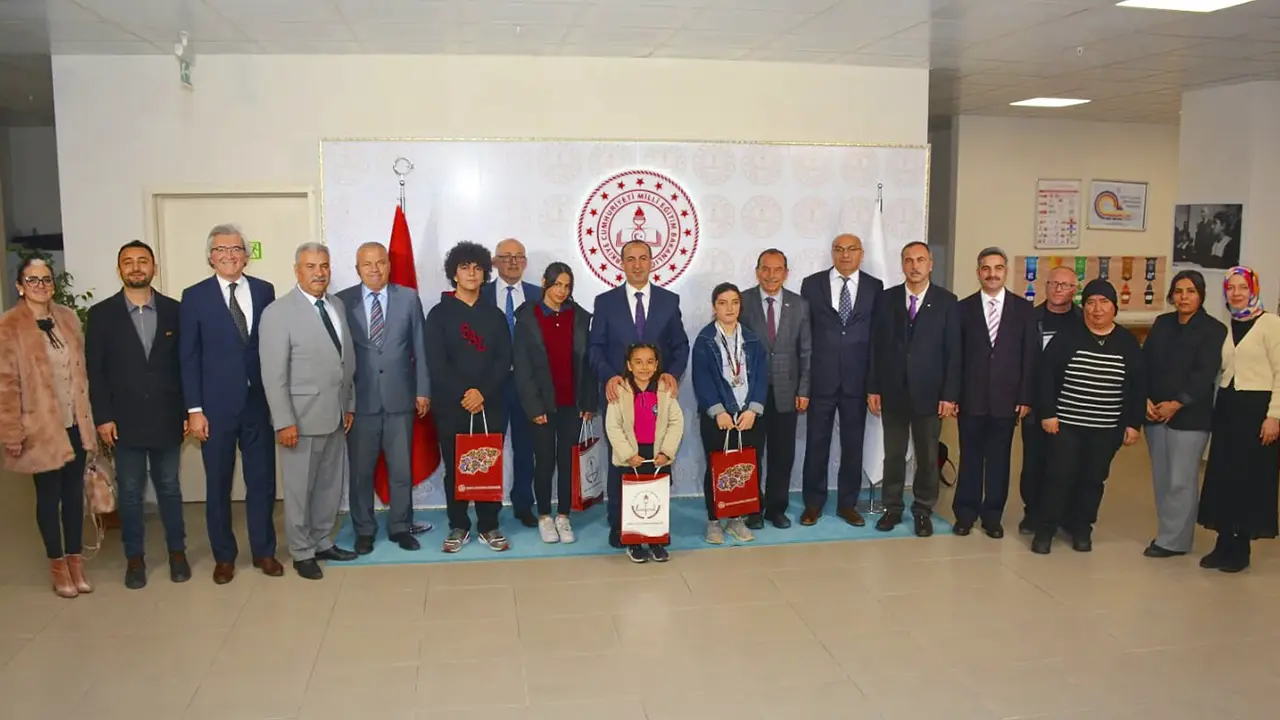 Uşaklı Öğrenciler Sözlük Tasarladı Dereceye Girenler Ödülü Kaptı
