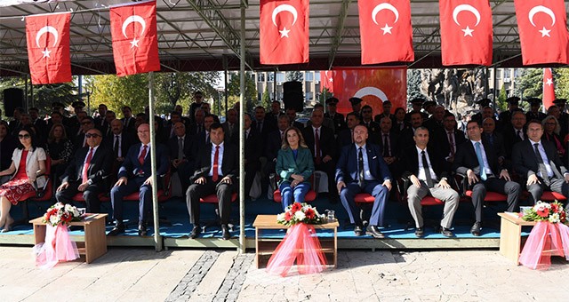 UŞAK’TA 29 EKİM CUMHURİYET BAYRAMI TÖRENLE KUTLANDI