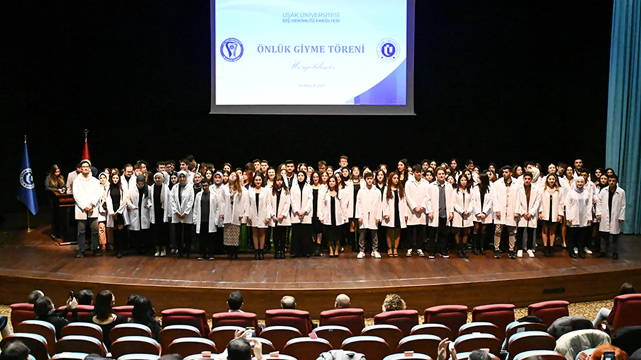 Uşak Üniversitesi'nde Hekim Adayı Öğrenciler Önlüklerini Giydi!