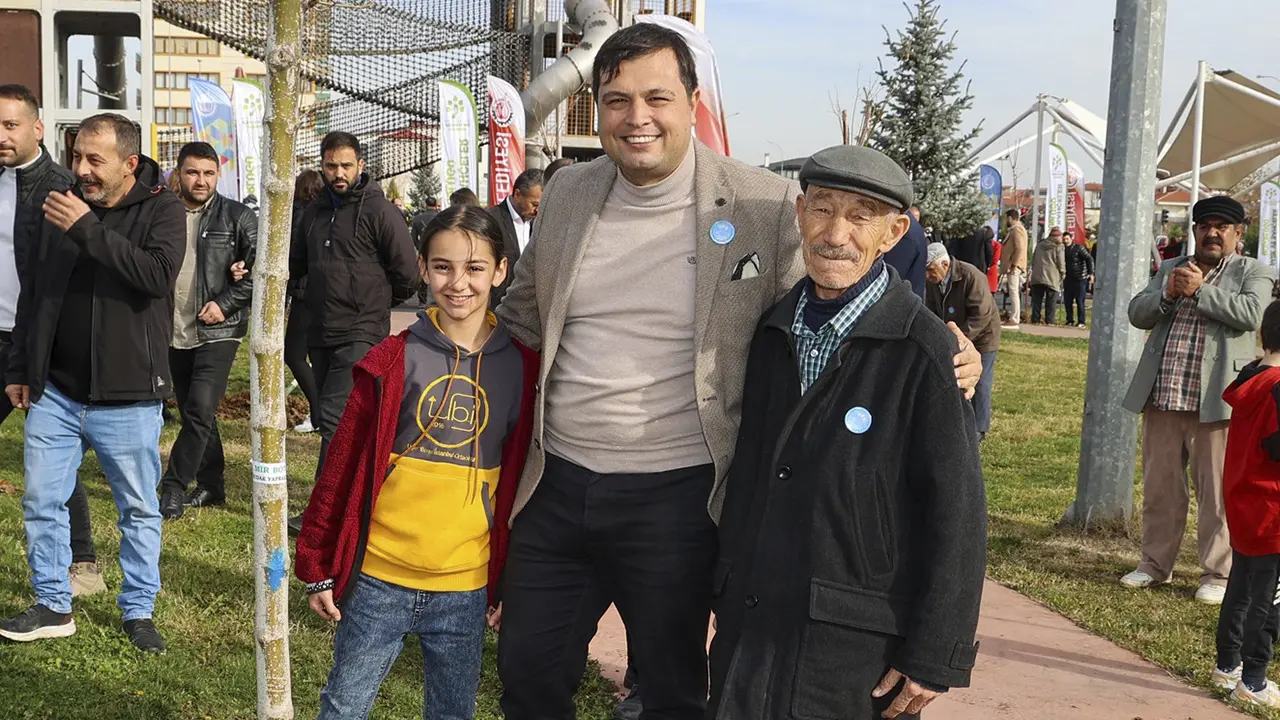 Uşak'ta Dede Torun El Ele Ağaç Dikmeye!