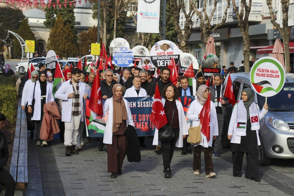 Uşak'ta Hekim ve Sağlık Çalışanlarından Sessiz Protesto Yürüyüşü!