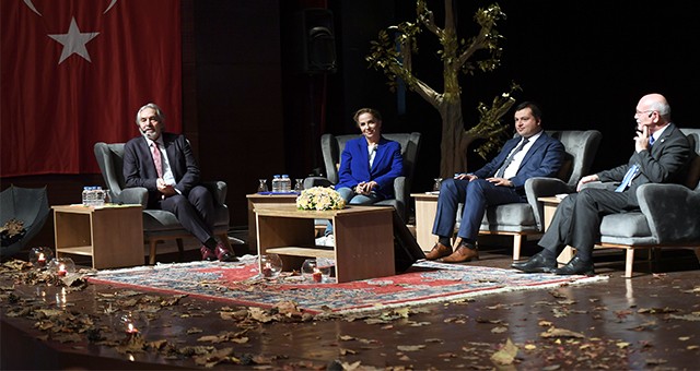 VALİ FUNDA KOCABIYIK, PROF. DR. İSKENDER PALA’NIN MODERATÖRLÜĞÜNDE HAZIRLANAN "KAHVE MOLASI" PROGRAMINA KONUK OLDU