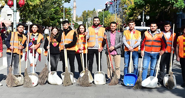 UŞAK BELEDİYESİ, GENÇLERLE YÜRÜTTÜĞÜ SOSYAL SORUMLULUK PROJELERİNE DEVAM EDİYOR