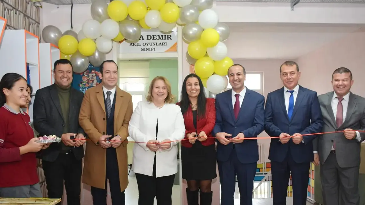 Uşak Avgan'da kitap kumbaram projesiyle kütüphane açıldı