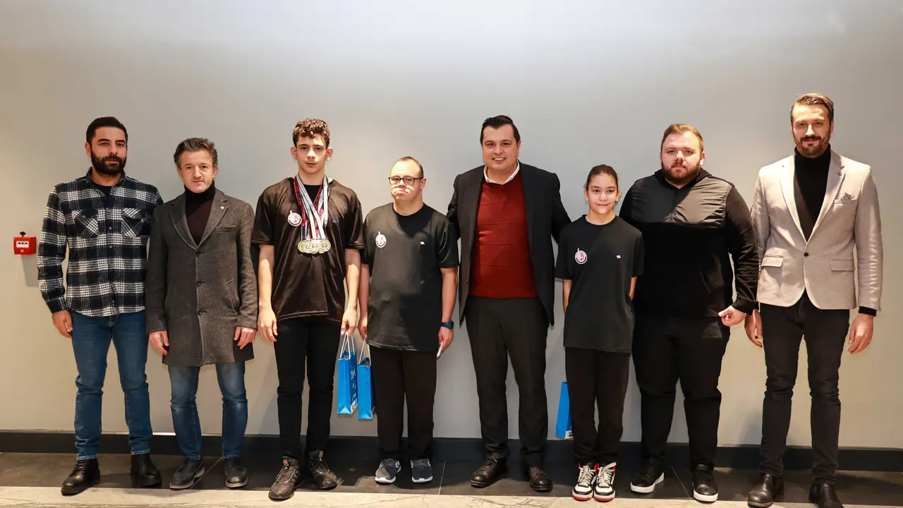 Şampiyon Özel Sporcular Uşak Belediye Başkanı Çakın'ı Ziyaret Etti